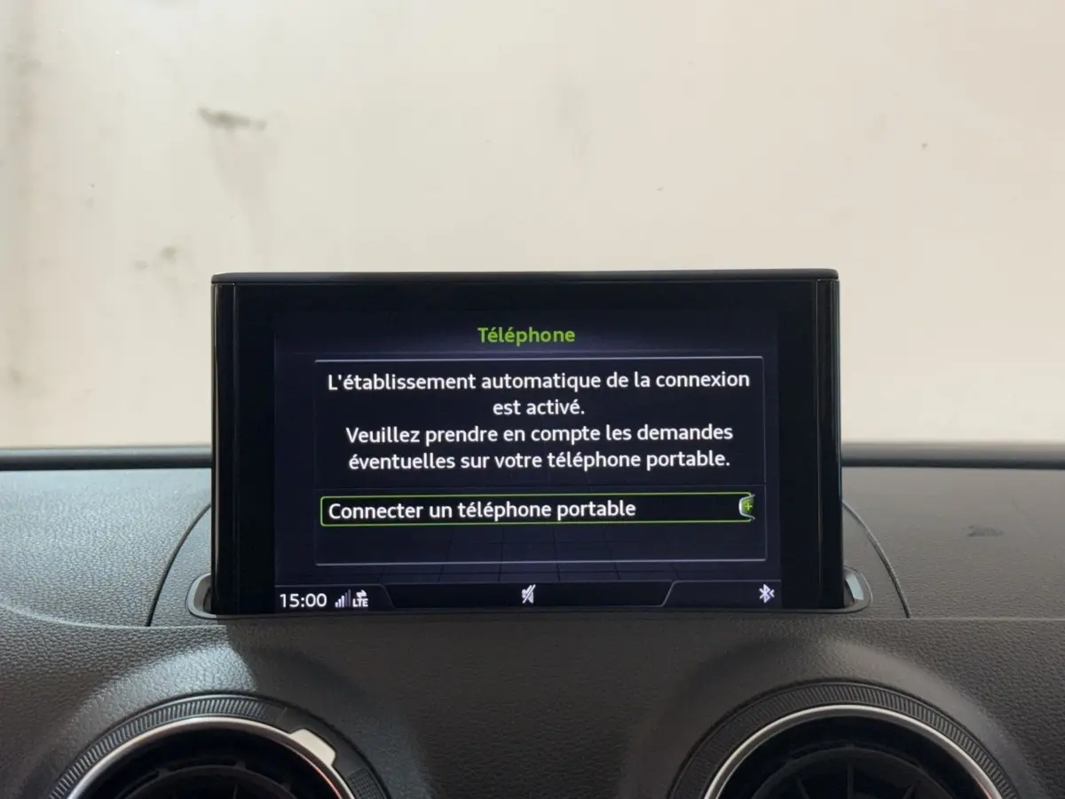 Écran central de l’Audi A3 2018 bleu affichant la connexion Bluetooth pour téléphone portable