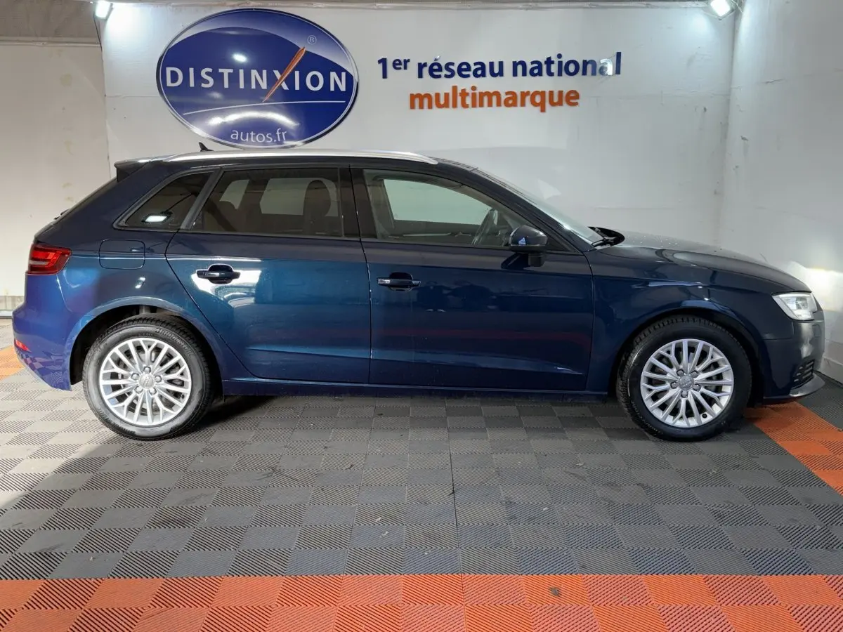 Audi A3 2.0 TDI 150 Business Line bleu vue profil côté gauche, jantes alliage et toit ouvrant visible