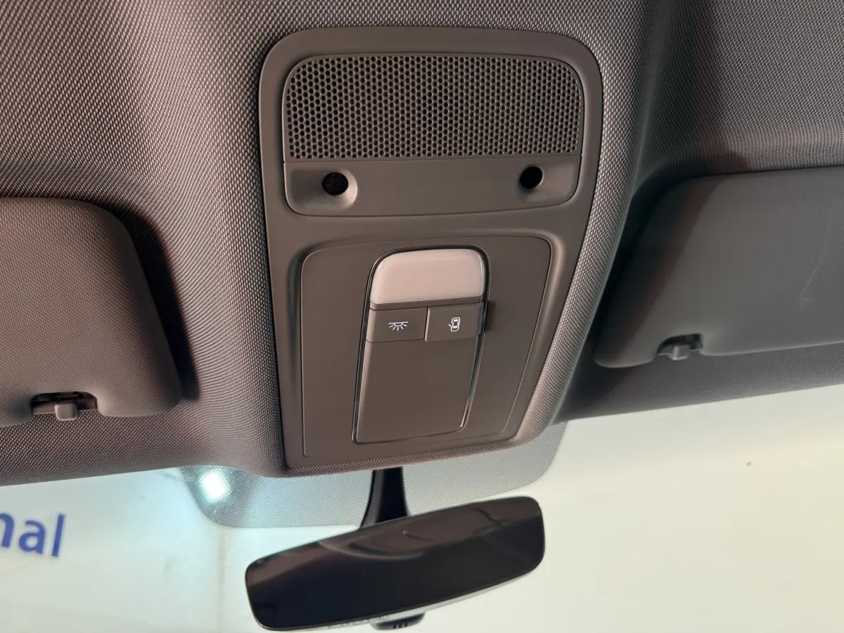 Plafonnier gris avec commandes d’éclairage et de toit ouvrant, vu de l’intérieur avant de l’Audi A3 bleu 2018.