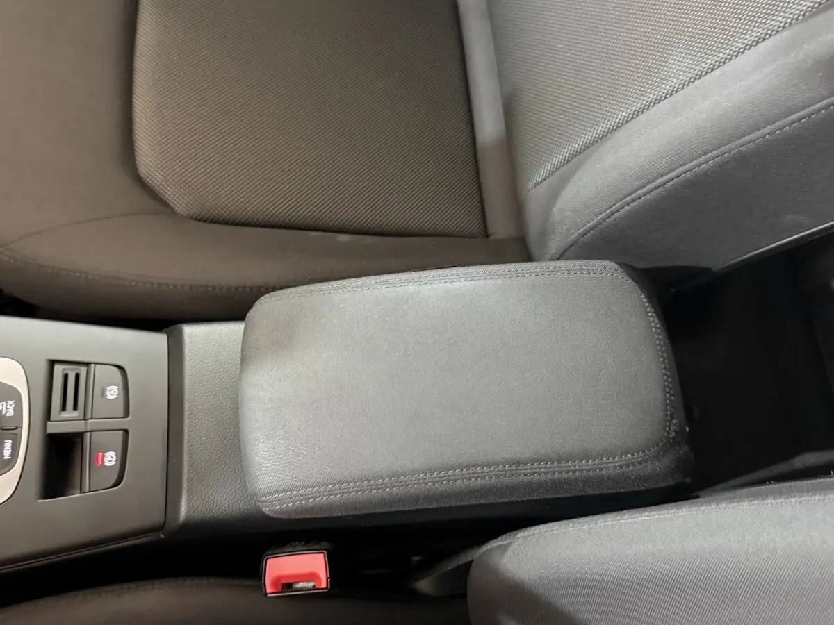 Accoudoir central en tissu gris entre les sièges avant d'une Audi A3 2.0 TDI Business Line 2018.