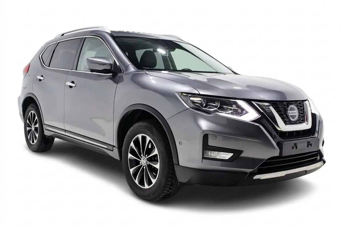 Nissan X-Trail gris métallisé vu en 3/4 avant droit, avec toit ouvrant et jantes alliage noires.