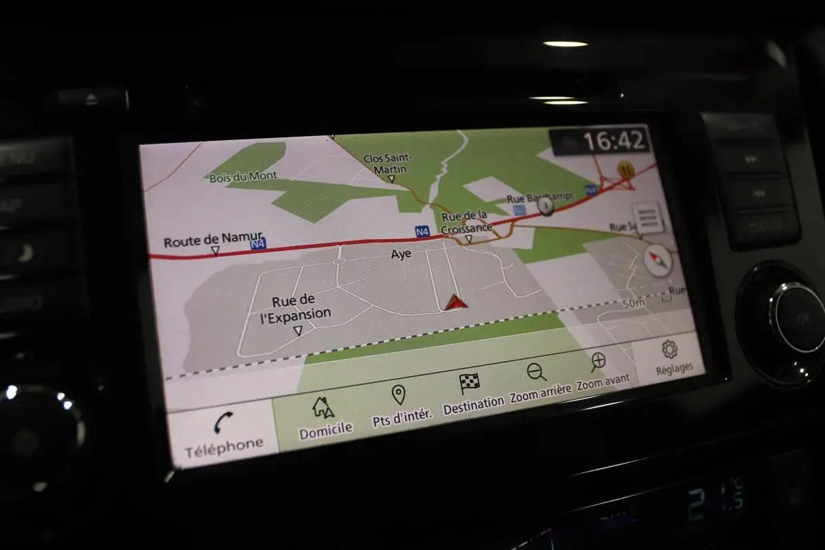 Écran GPS du Nissan X-TRAIL 2021 affichant une carte routière avec options de navigation et climatisation digitale.