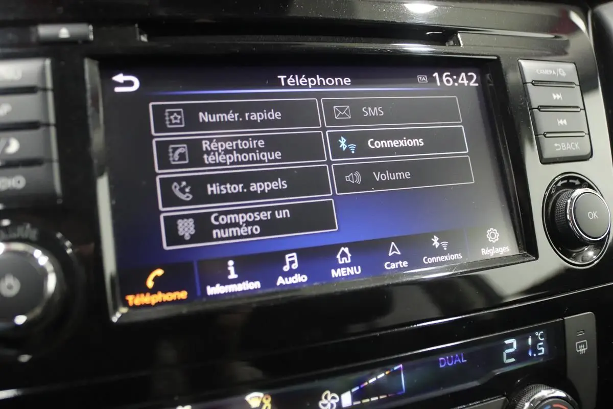 Écran tactile central du Nissan X-TRAIL 1.7 D 150 affichant le menu téléphone avec commandes autour en noir brillant.