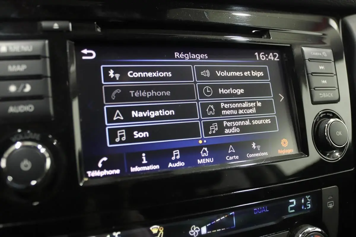 Écran tactile central du Nissan X-TRAIL 2021 montrant le menu Réglages avec commandes audio et navigation.
