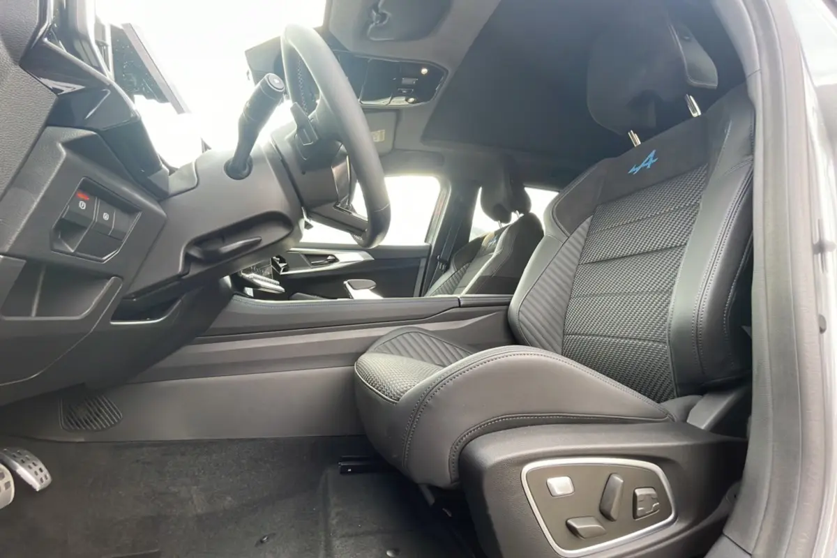 Intérieur Renault Austral New 200 Esprit Alpine, vue côté conducteur sur siège sport semi-alcantara gris avec logo Alpine bleu.
