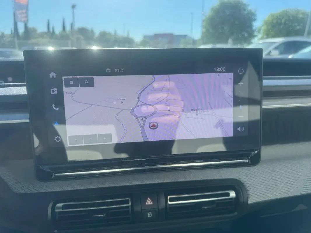 Écran tactile central affichant la navigation dans l'habitacle d'une Citroën C3 gris, vue intérieure frontale.