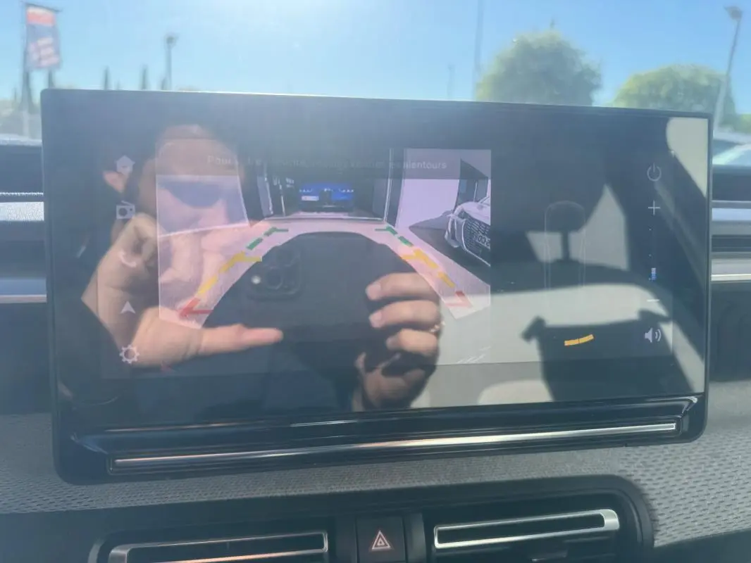 Écran intérieur de la Citroën C3 gris 2025 montrant la caméra de recul avec guidage coloré.
