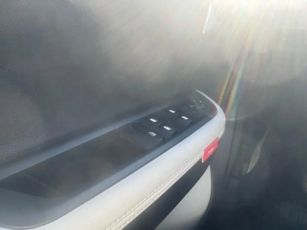 Gros plan sur la commande des vitres électriques côté conducteur d'une Citroën C3 gris 2025, avec bouton de verrouillage visible.