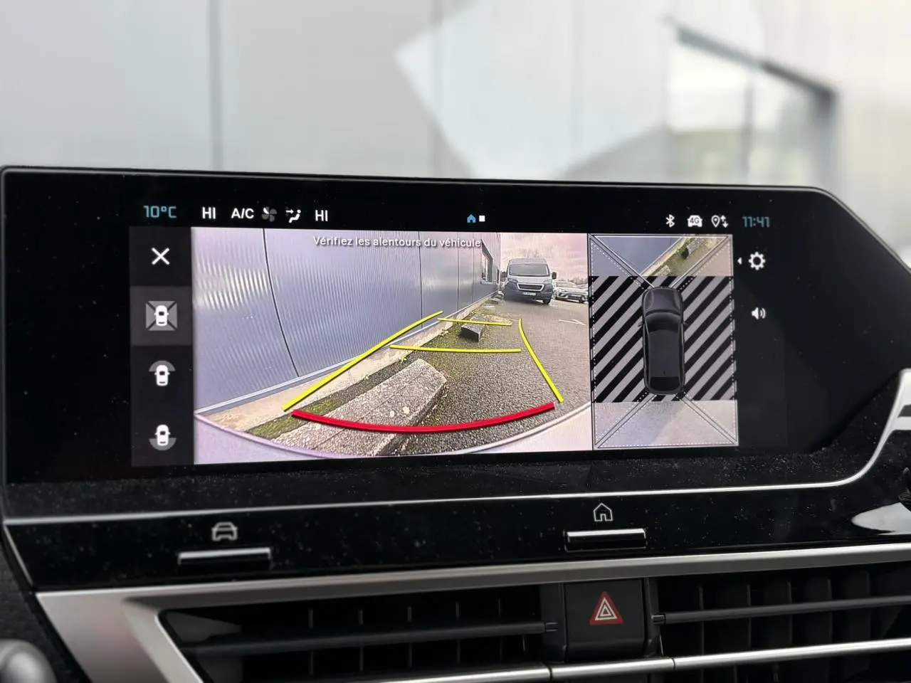 Écran tactile intérieur montrant la caméra 360° et la vue arrière avec lignes de guidage du Citroën C4 Hybrid gris Mercury.