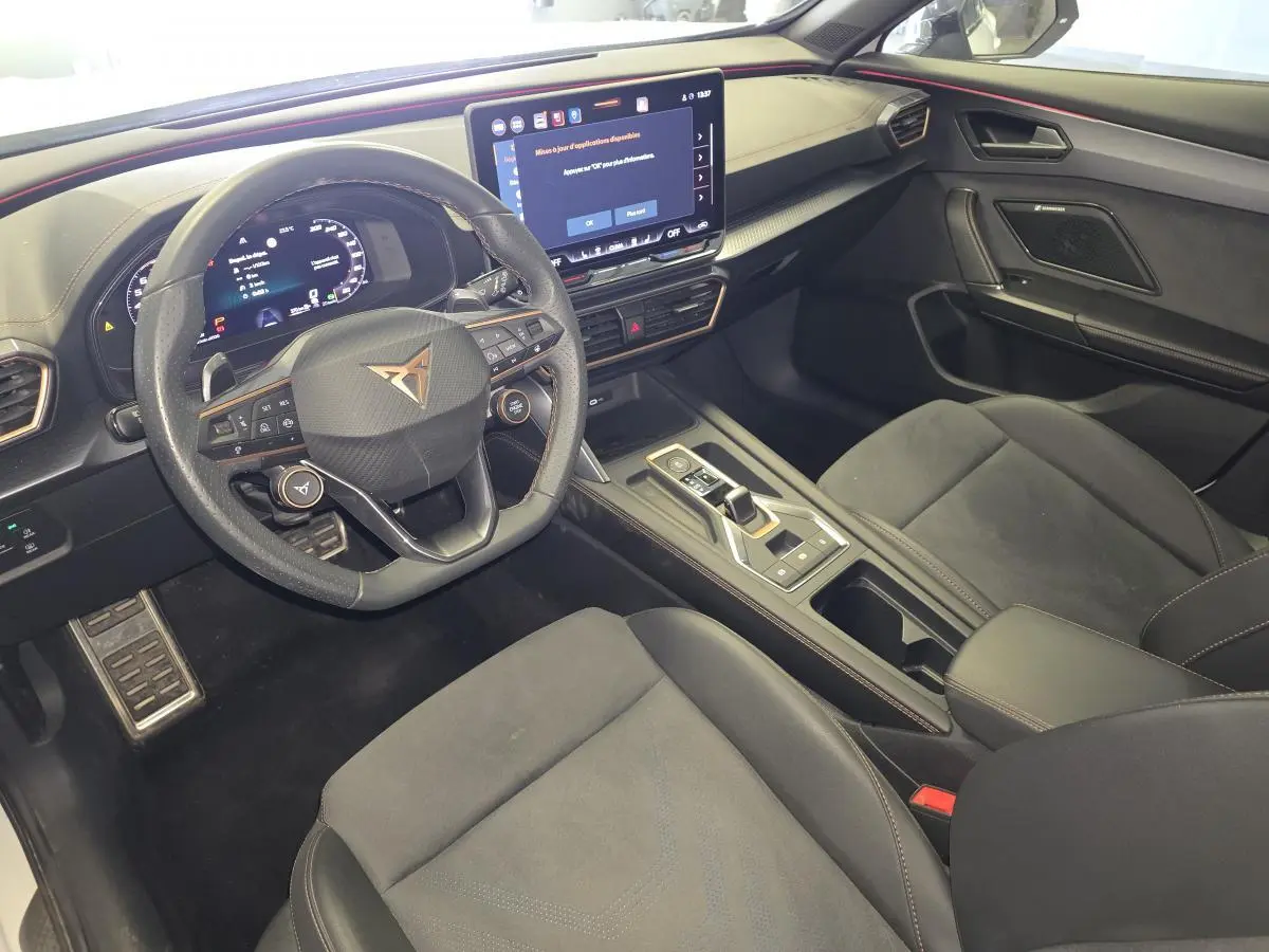 Vue intérieure côté conducteur du CUPRA Formentor 1.5 eTSI Hybrid 2025 avec tableau de bord digital et finitions noires.