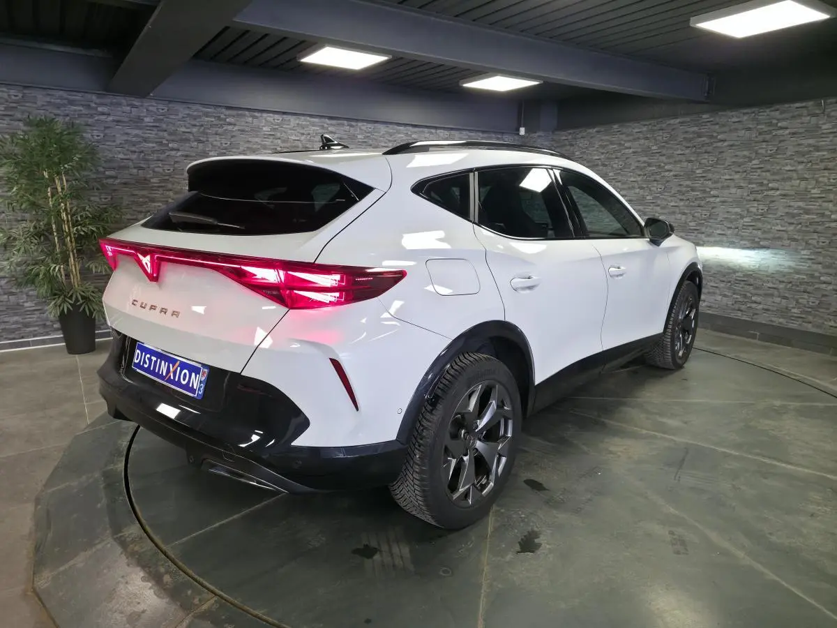 Vue 3/4 arrière droite du CUPRA Formentor blanc avec feux arrière Tri-LED et jantes alliage 18 pouces.