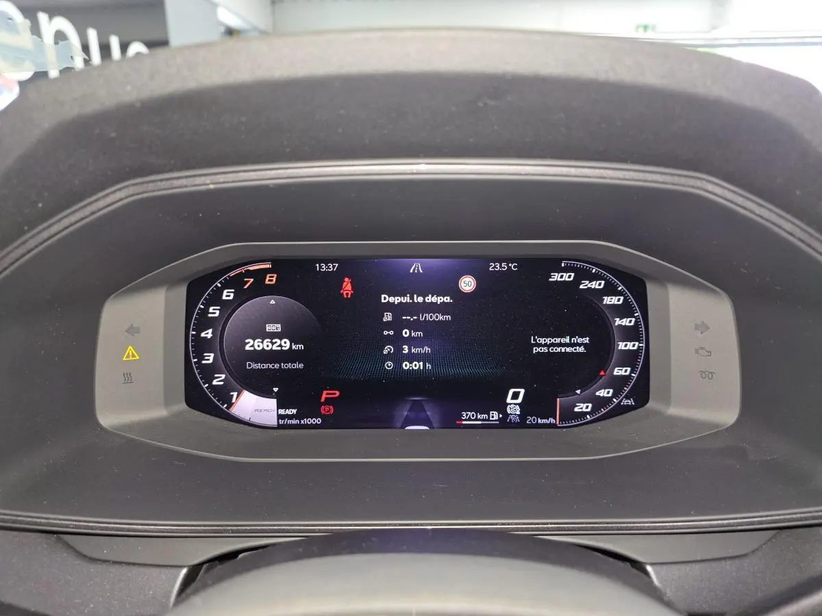 Vue rapprochée du combiné d'instruments digital de la CUPRA Formentor 1.5 eTSI Hybrid, affichage clair et moderne.