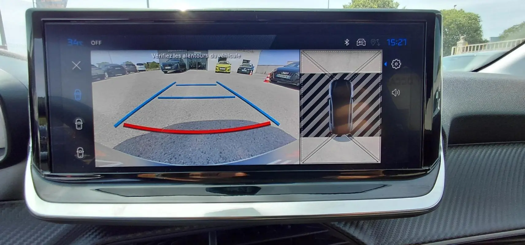 Écran tactile intérieur montrant la caméra de recul et vue 360° du Peugeot 208 gris Hybrid 110 ch Allure.