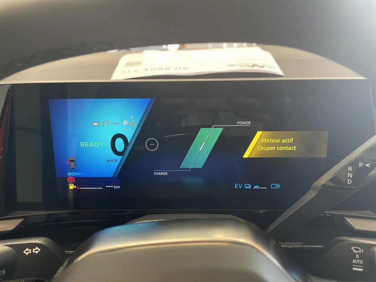 Tableau de bord numérique de Renault Rafale 2025 affichant l'état moteur et mode Eco, vue frontale rapprochée.
