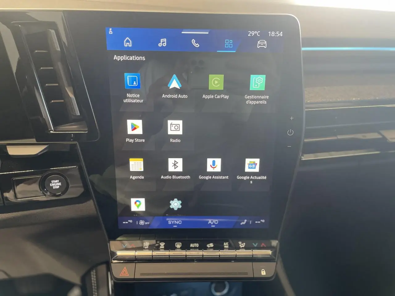 Écran tactile central vertical avec interface multimédia Open R Link dans l’habitacle d’une Renault Rafale 2025.