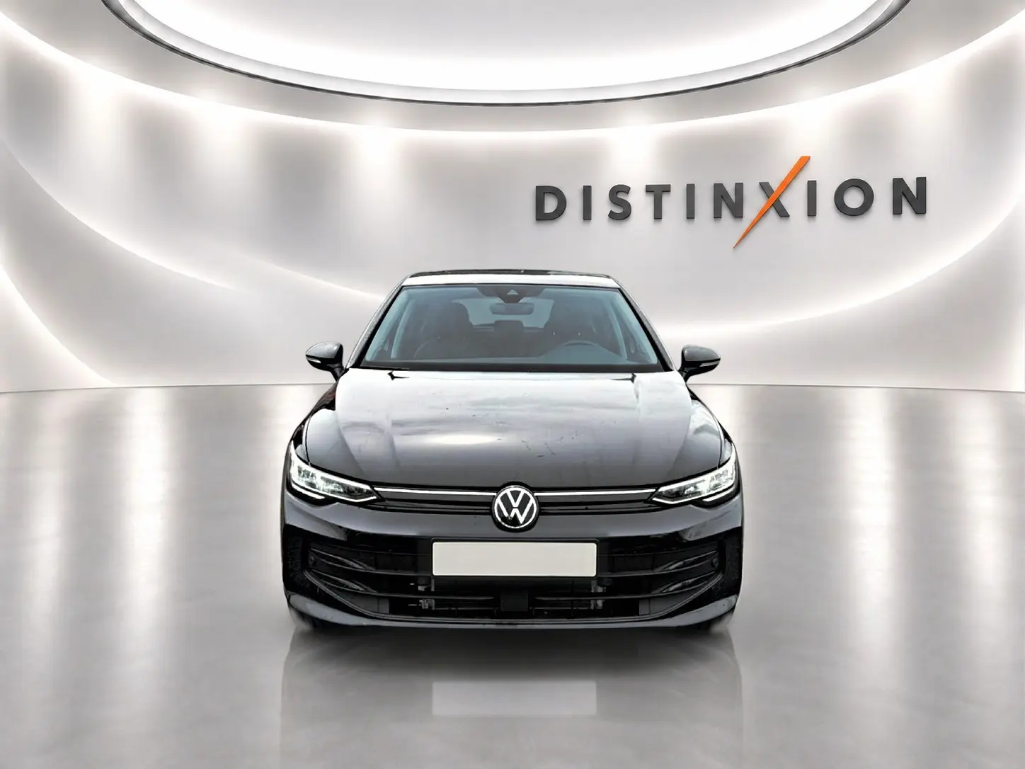 Volkswagen Golf 1.5 ETSI Evo2 noire vue de face dans un studio lumineux avec logo Distinxion en arrière-plan.