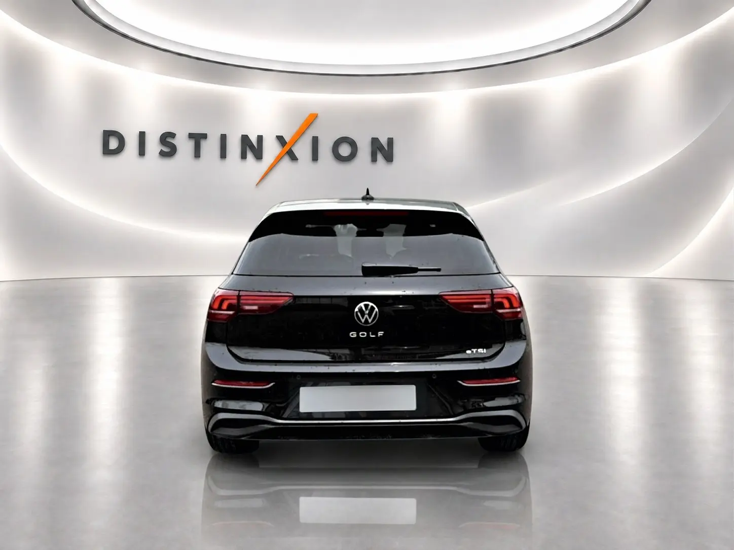 Vue arrière d'une Volkswagen Golf noire 2026 dans un studio lumineux avec logo Distinxion en arrière-plan.