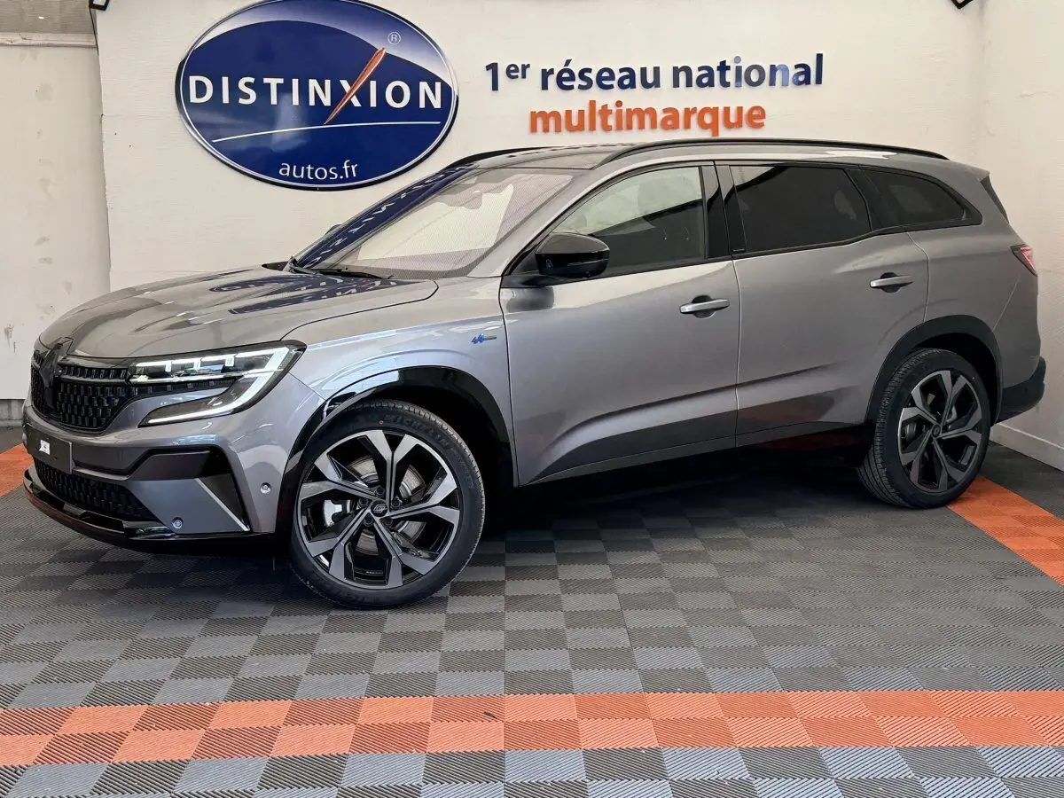 Renault Espace esprit Alpine gris foncé vu de profil côté gauche, avec jantes distinctives et toit noir.