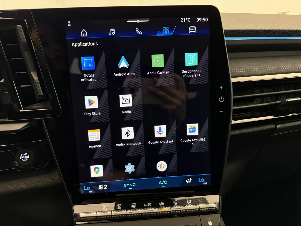 Écran tactile central affichant les applications multimédia dans l'habitacle du Renault Espace gris foncé esprit Alpine 2025.
