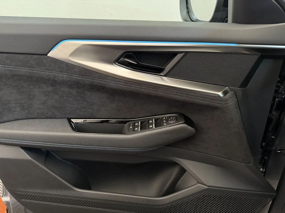 Détail de la porte côté conducteur du Renault Espace esprit Alpine gris foncé avec garniture noire et surpiqûres bleues