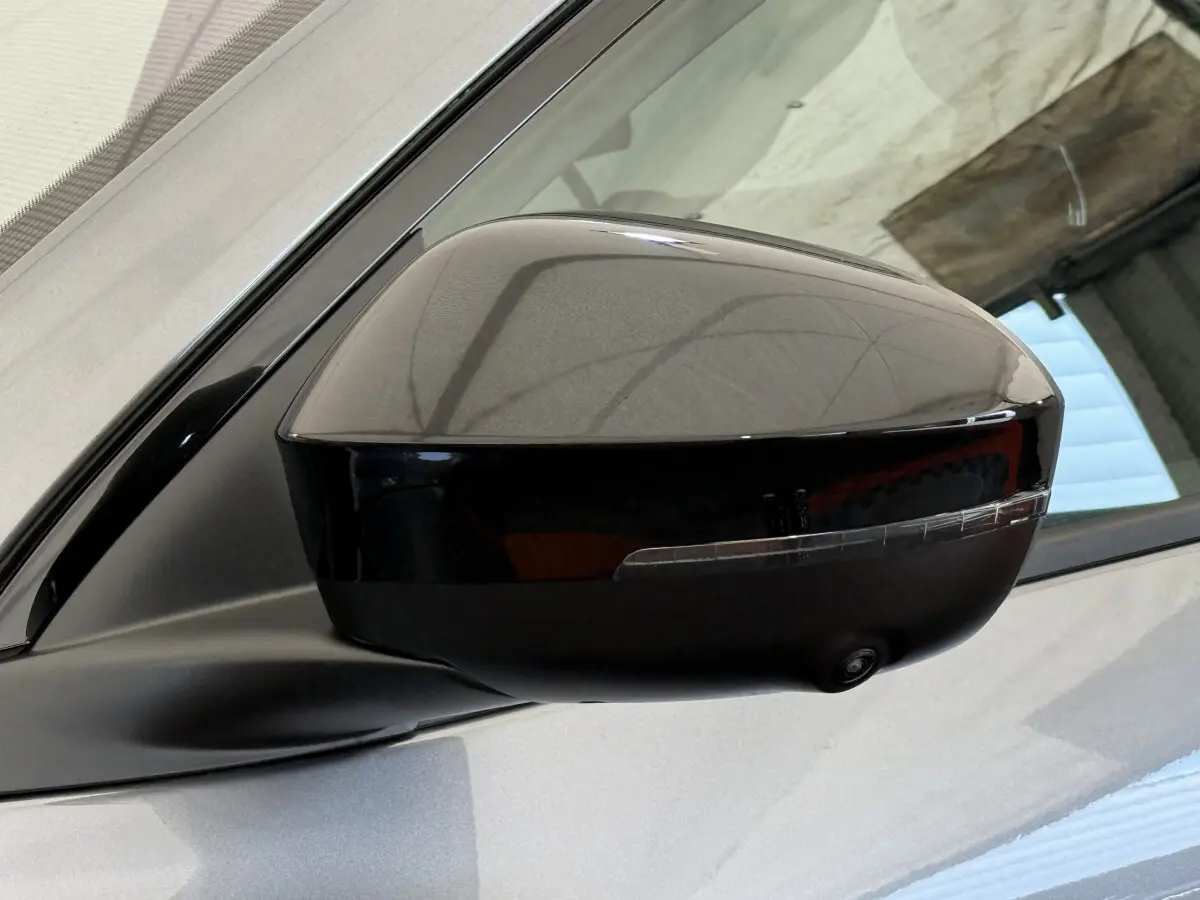 Rétroviseur droit gris foncé du Renault Espace esprit Alpine 2025 avec caméra intégrée et clignotant LED.