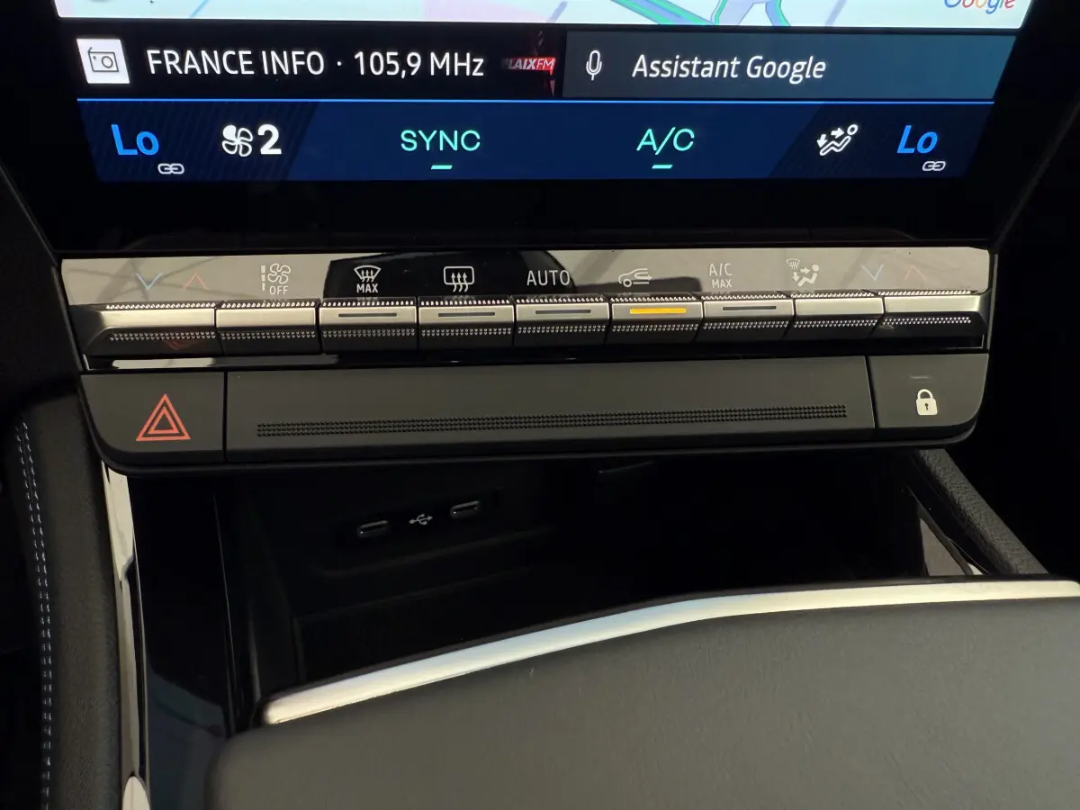 Gros plan sur la console centrale tactile du Renault Espace esprit Alpine 2025, avec commandes climatisation et écran multifonctions.