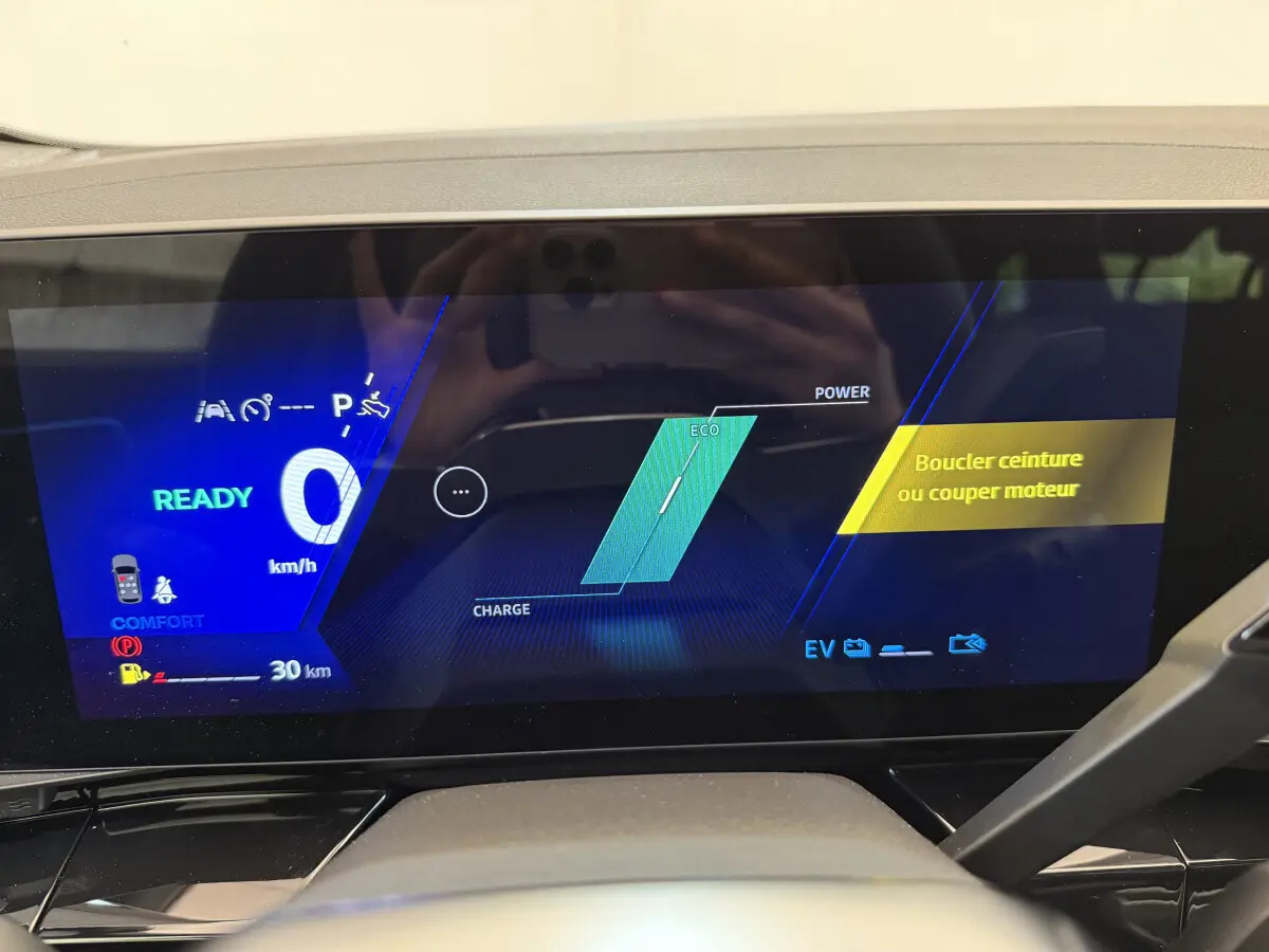 Affichage numérique du combiné instruments du Renault Espace esprit Alpine 2025 montrant l'état prêt et l'alerte ceinture.