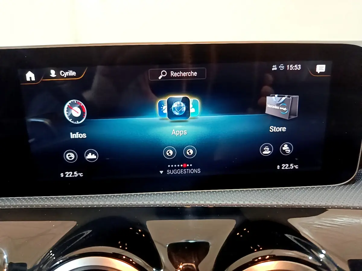 Écran tactile central affichant le menu multimédia de la Mercedes Classe A 180 AMG Line, intérieur noir moderne.