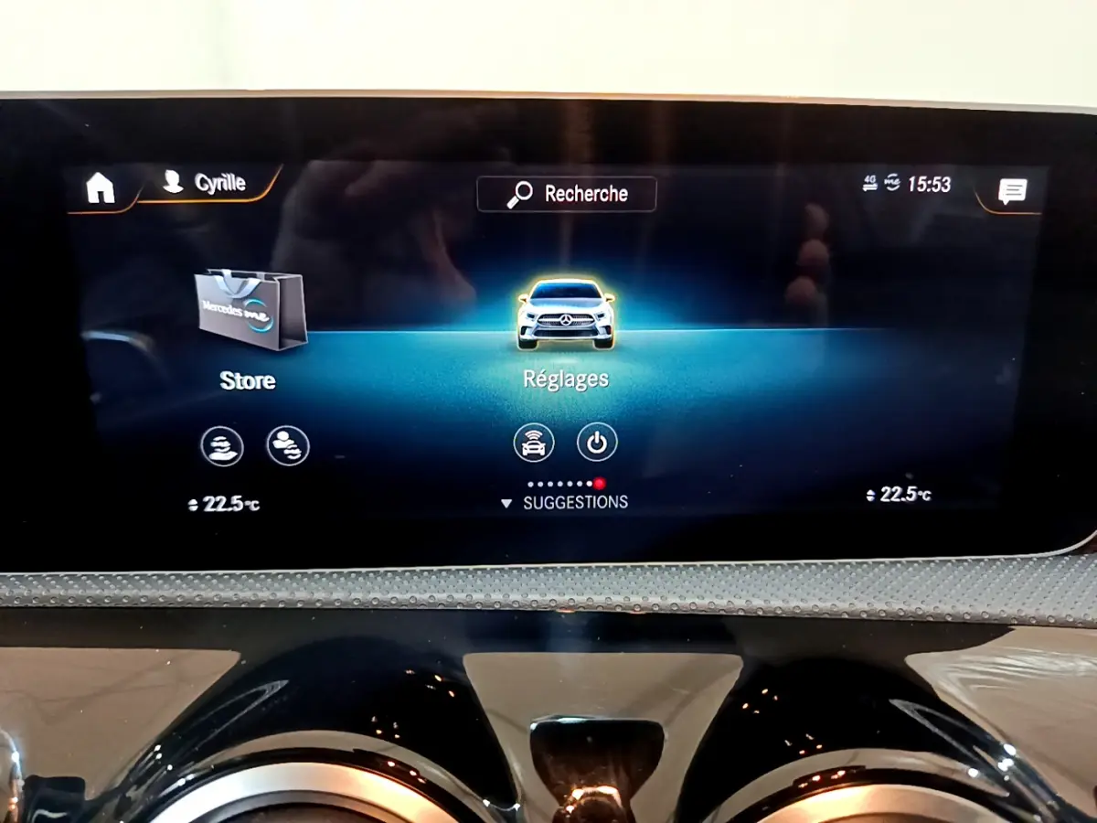 Écran tactile central du tableau de bord de la Mercedes Classe A 180 AMG Line noir, affichant le menu Réglages.