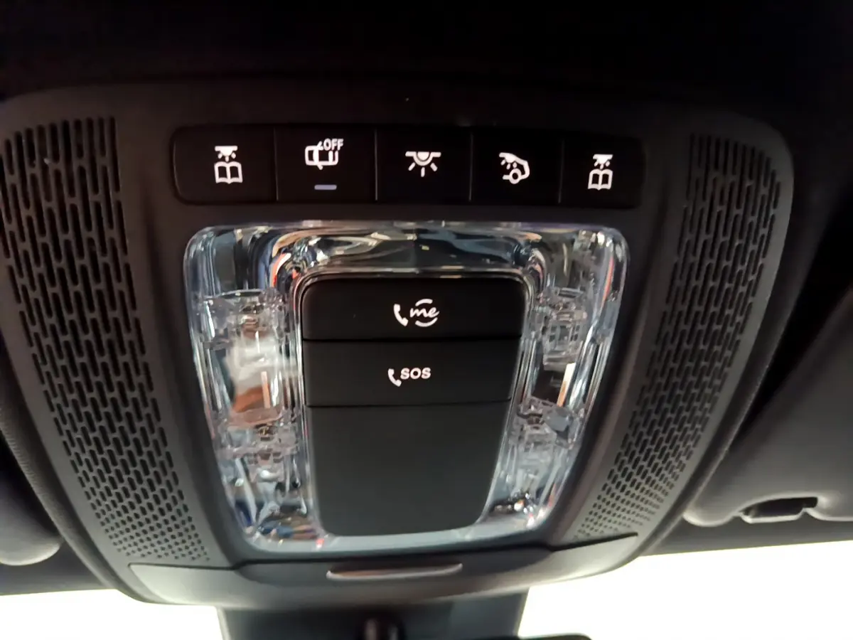 Plafonnier avec commandes SOS et appel dans l'habitacle noir d'une Mercedes Classe A 180 AMG Line 2019