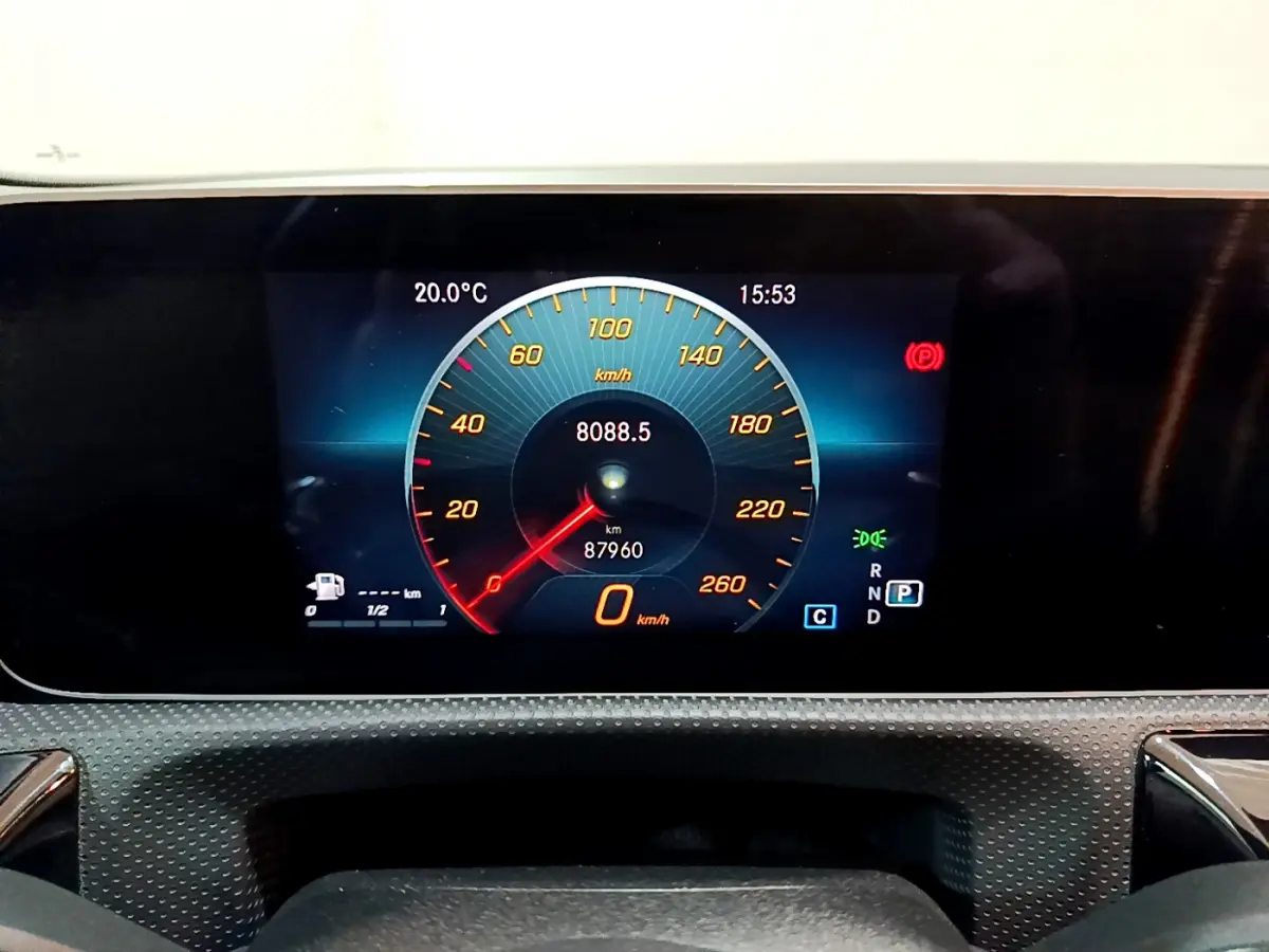 Affichage numérique du tableau de bord de la Mercedes Classe A 180 AMG Line noir, montrant la vitesse et les indicateurs.