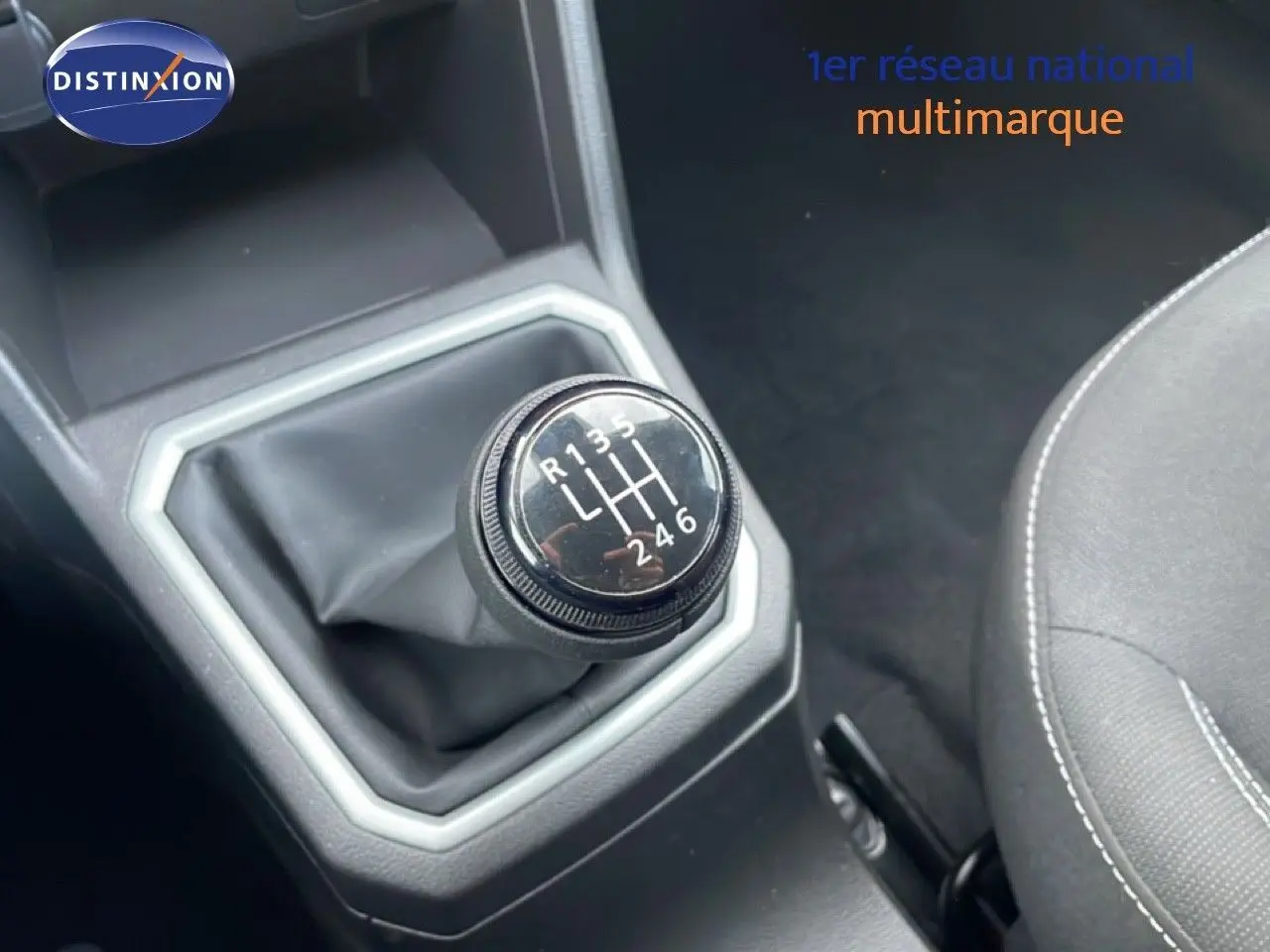 Gros plan sur le levier de vitesses manuel de la Dacia Jogger 2025, intérieur tissu noir visible.