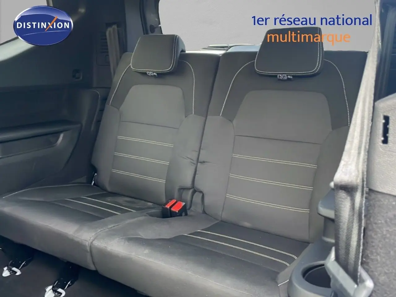 Vue intérieure arrière montrant les sièges noirs en tissu du Dacia Jogger gris schiste métal 2025, version Expression.