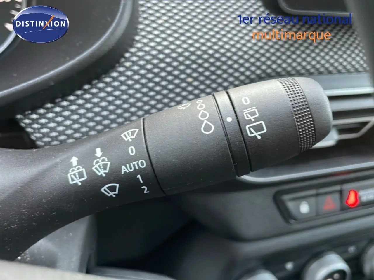 Gros plan sur la commande des essuie-glaces du Dacia Jogger gris schiste métal, intérieur noir visible en arrière-plan.