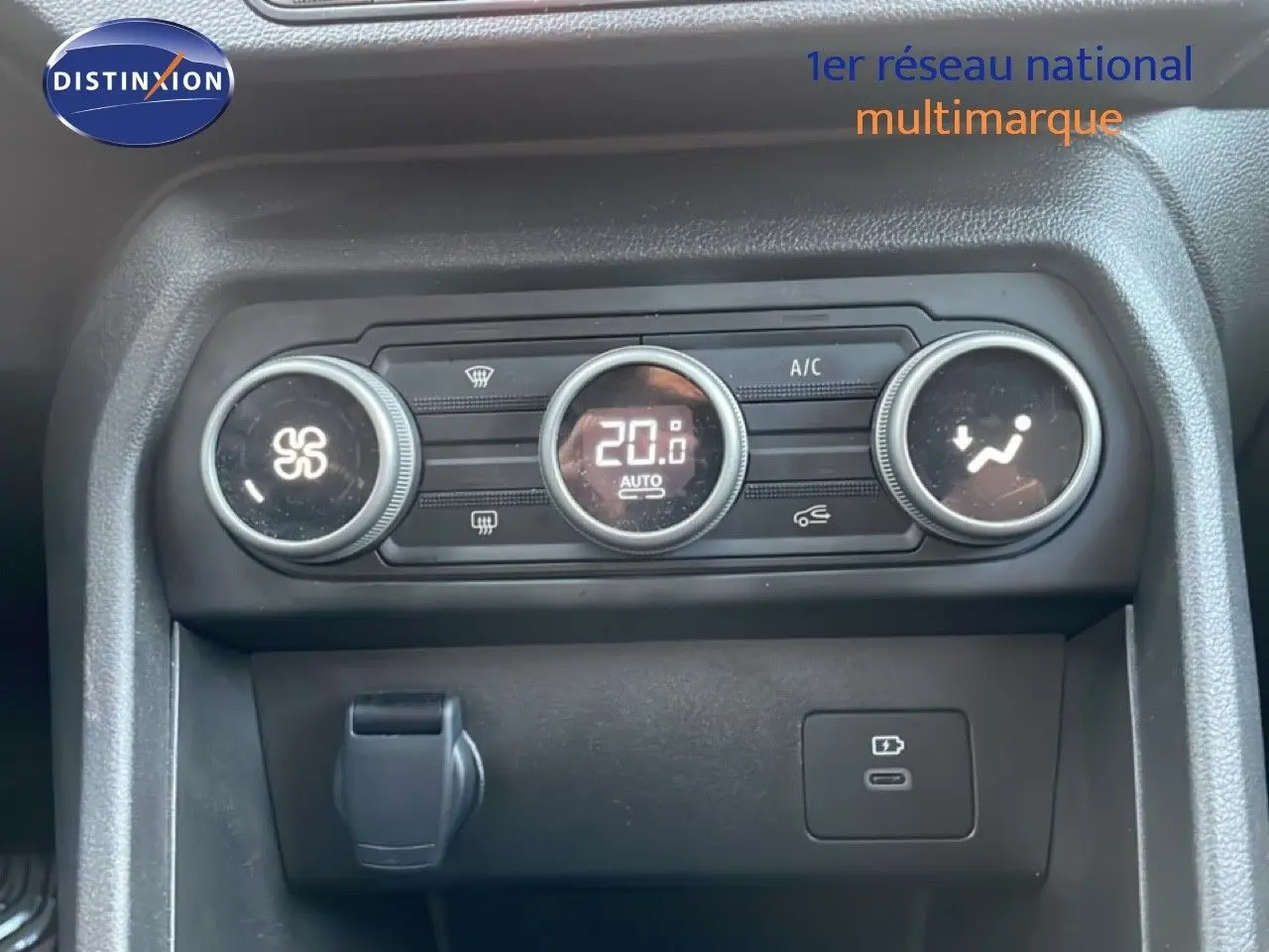 Vue rapprochée du tableau de bord du Dacia Jogger 2025, montrant les commandes de climatisation et ports USB.