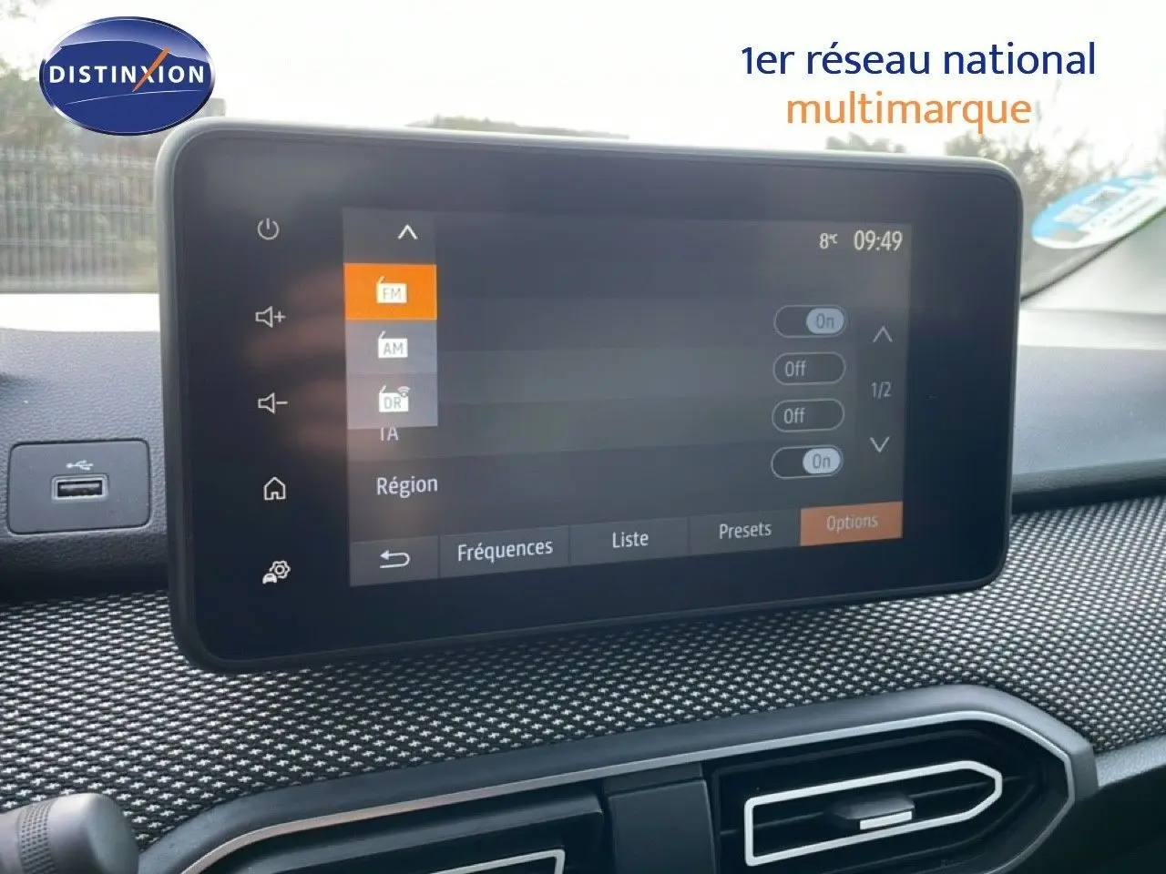 Écran tactile central affichant les options radio dans l’habitacle du Dacia Jogger, ambiance intérieure noire.