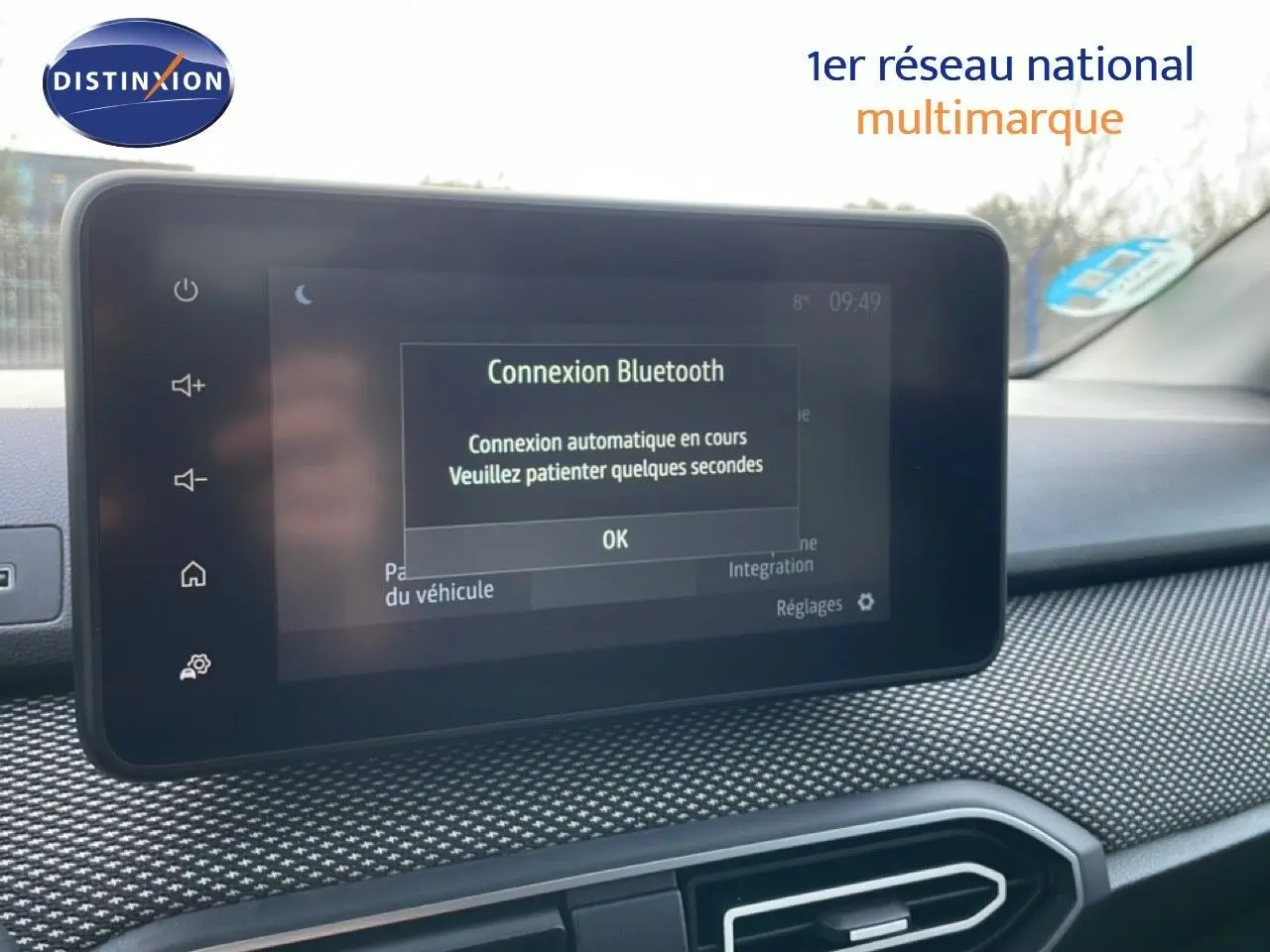Vue intérieure centrée sur l’écran tactile du tableau de bord du Dacia Jogger gris schiste métal, affichant une connexion Bluetooth.