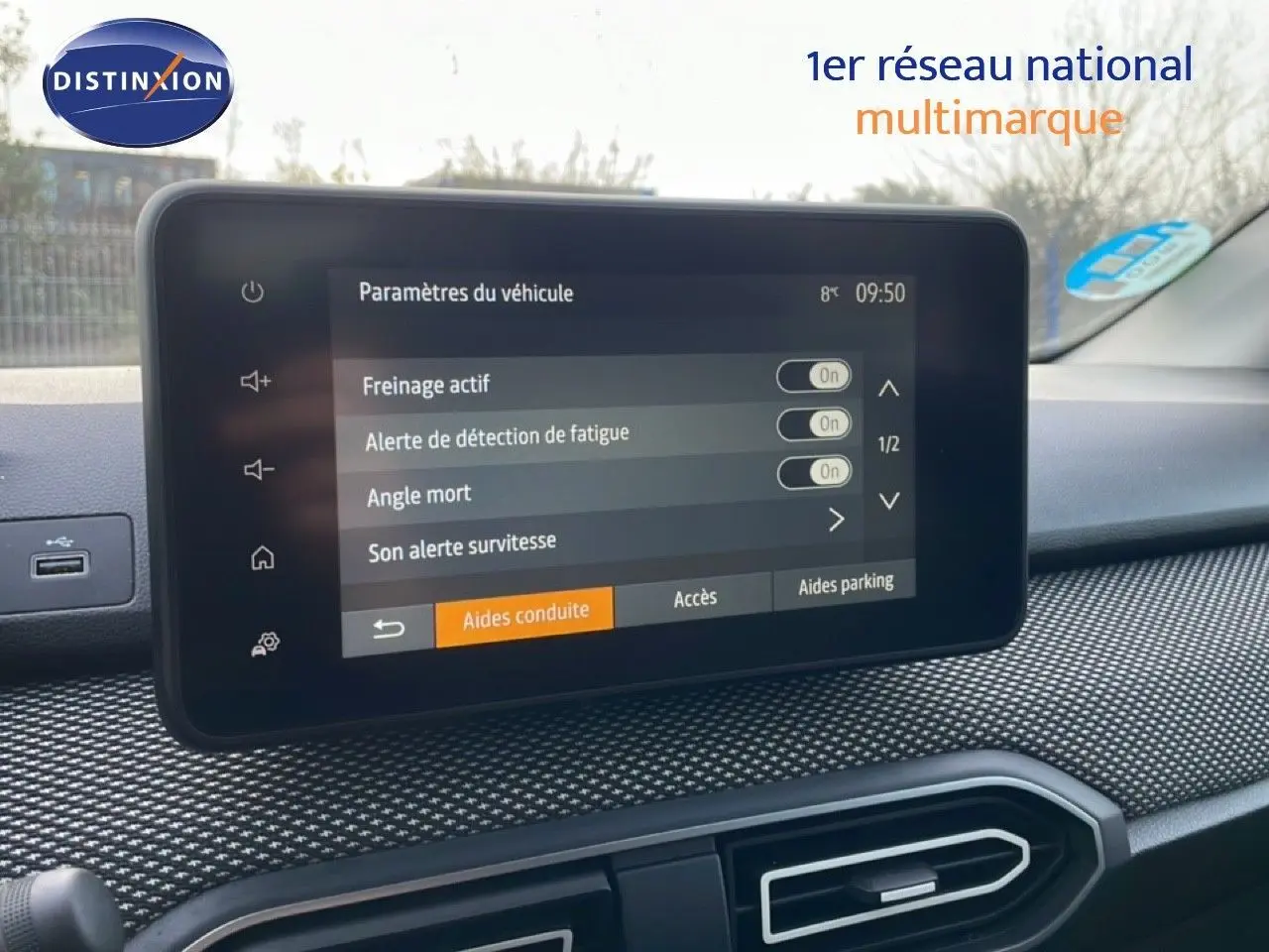 Écran tactile central du tableau de bord du Dacia Jogger 2025 gris schiste, affichant les aides à la conduite activées.