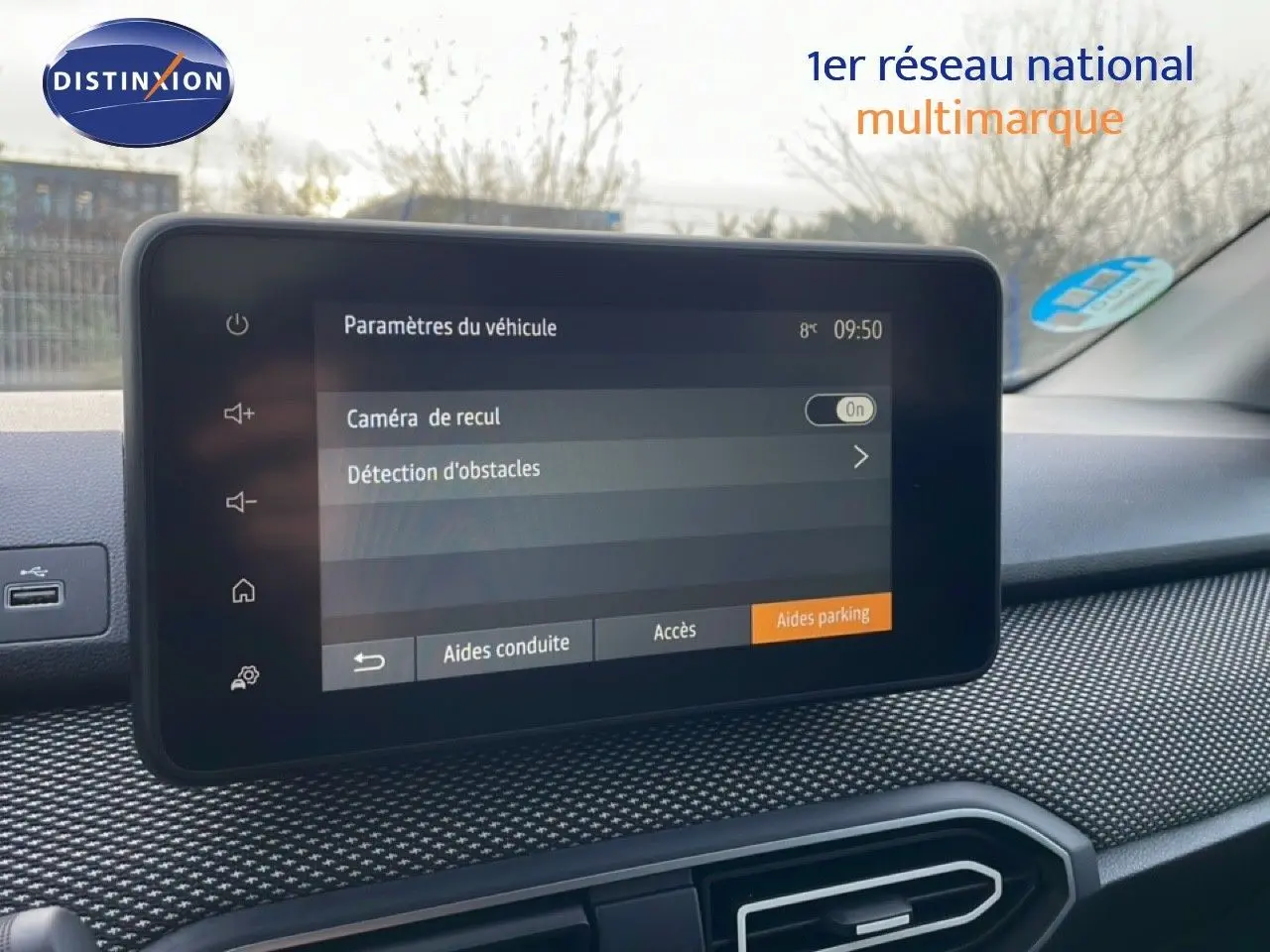 Écran tactile central du tableau de bord du Dacia Jogger 2025 affichant les paramètres d’aide au stationnement.