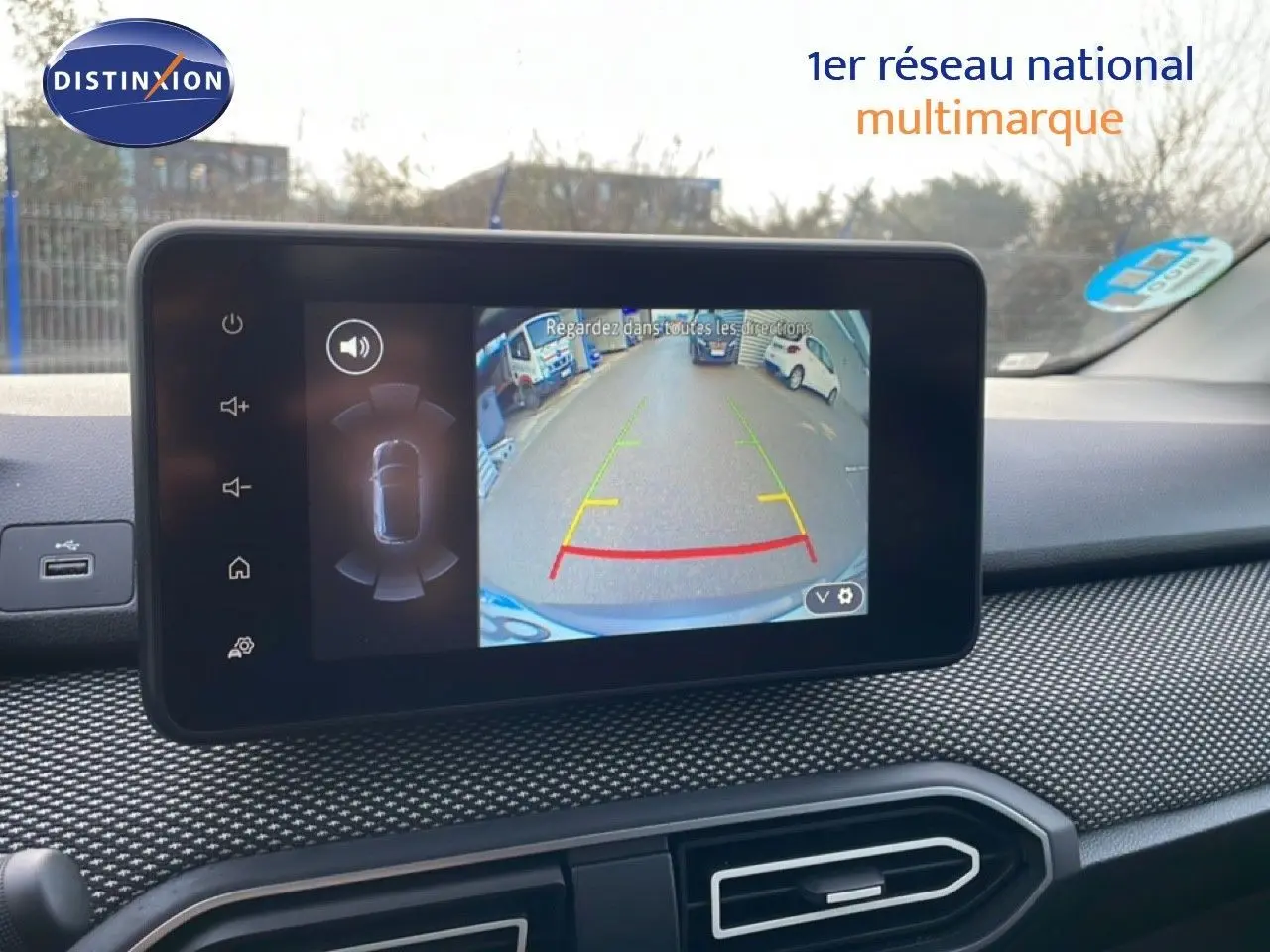 Écran tactile intérieur montrant la caméra de recul du Dacia Jogger gris schiste métal en stationnement.