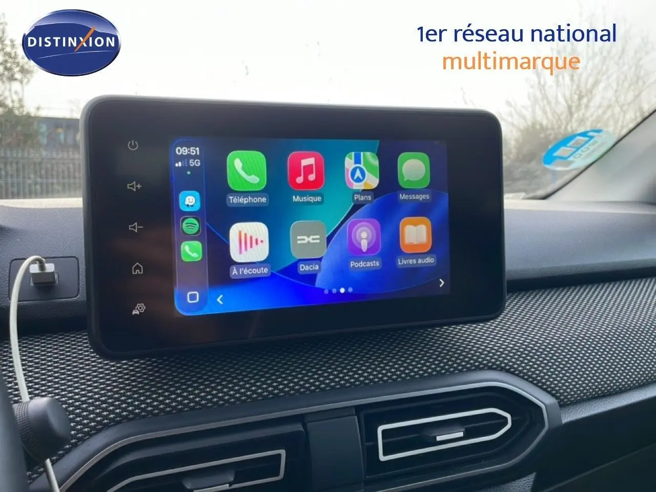 Vue intérieure centrée sur l'écran tactile multimédia du Dacia Jogger gris schiste, affichant des applications connectées.