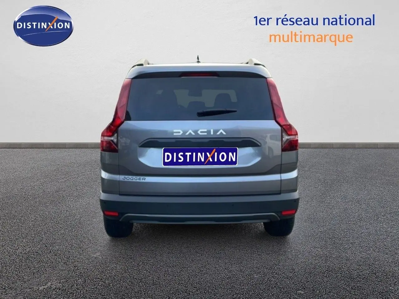 Vue arrière d'un Dacia Jogger gris schiste métal, avec feux verticaux et logo DACIA bien visibles.