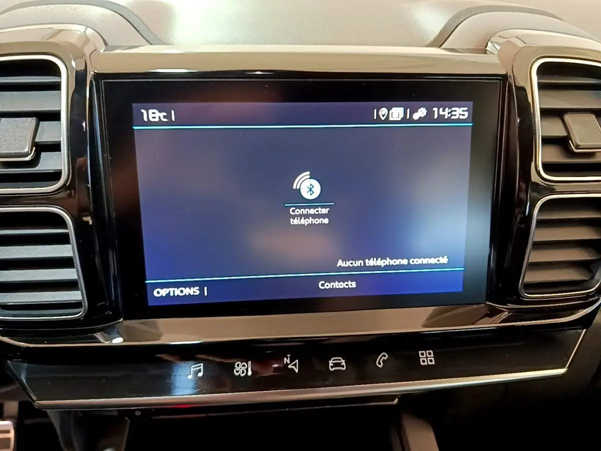 Écran tactile central du tableau de bord du Citroën C5 Aircross 2020, affichage Bluetooth et options connectées.