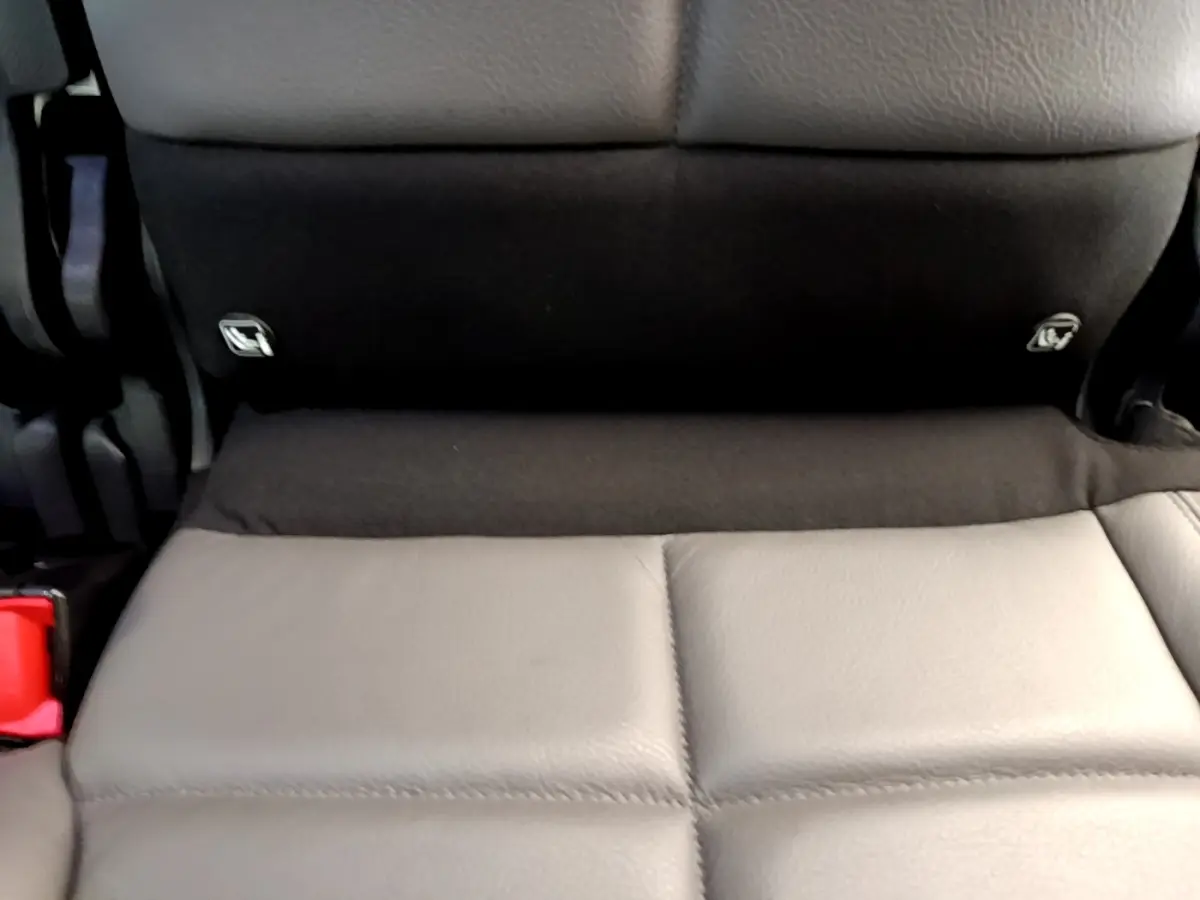 Gros plan sur la banquette arrière en cuir gris clair du Citroën C5 Aircross 2020, version Shine.
