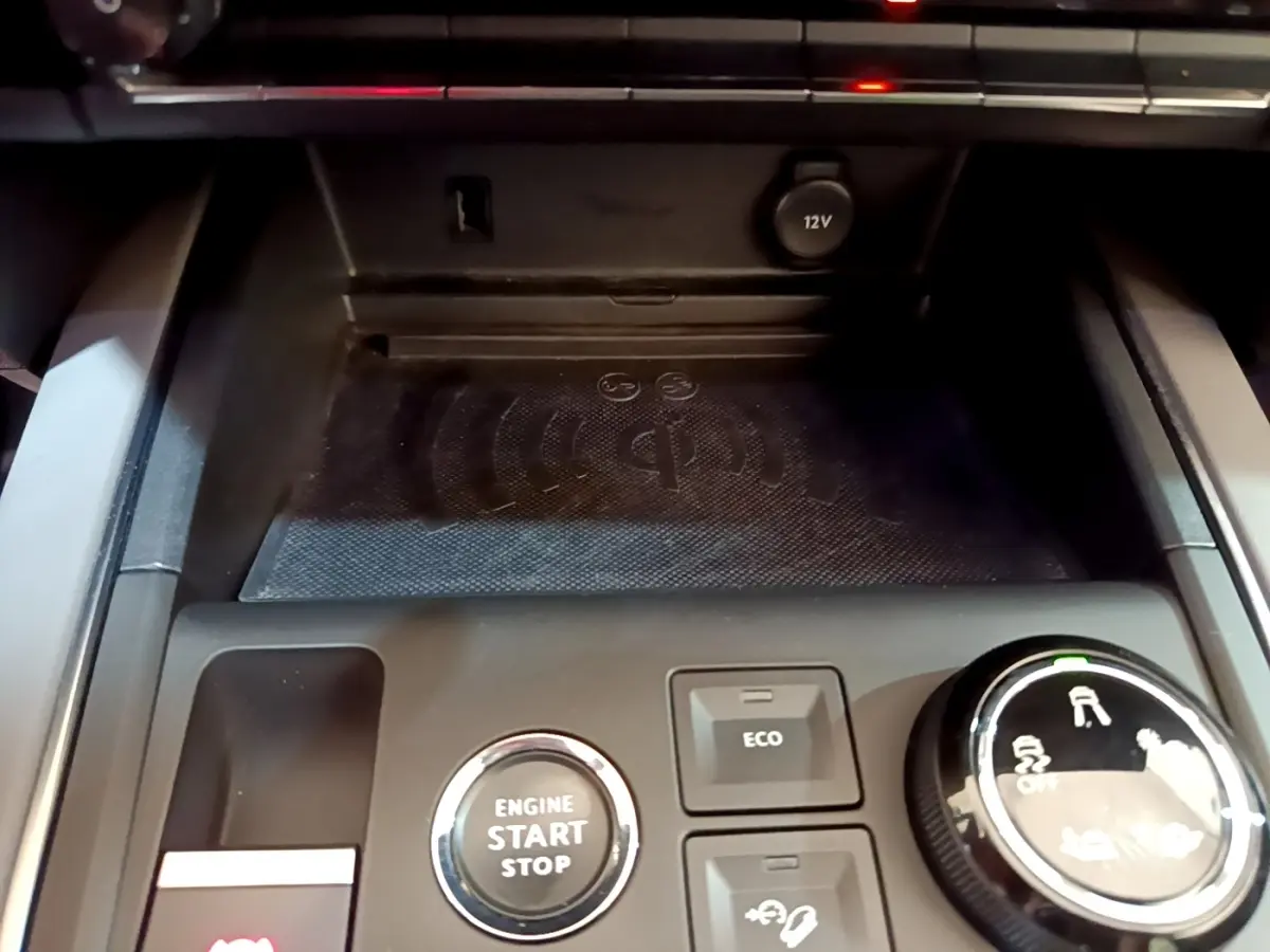 Gros plan sur la console centrale du Citroën C5 Aircross gris foncé, avec bouton démarrage et commandes de modes de conduite.