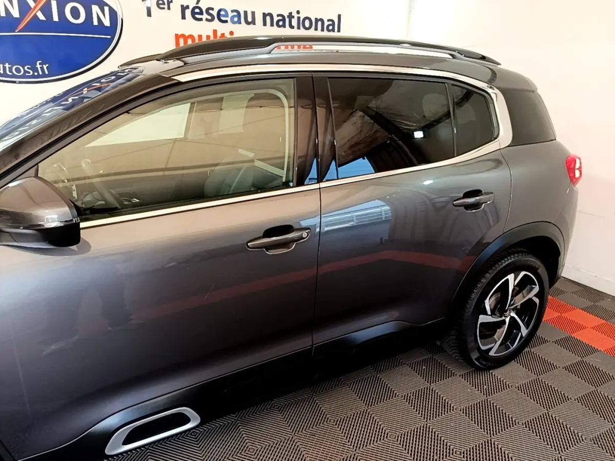 Vue latérale droite d'un Citroën C5 Aircross gris foncé avec jantes alliage et vitres teintées.