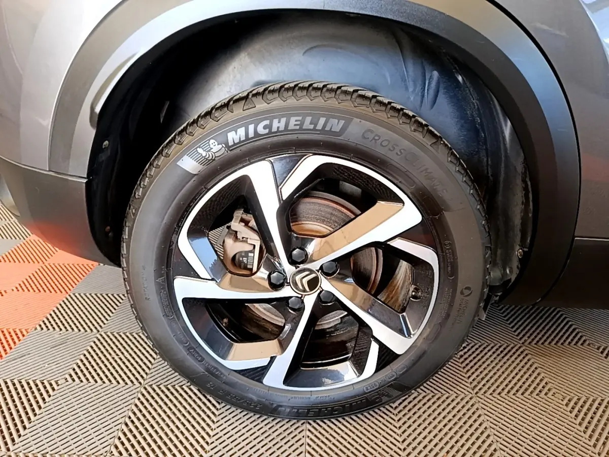 Gros plan sur la roue avant droite gris foncé du Citroën C5 Aircross avec jante alliage et pneu Michelin.