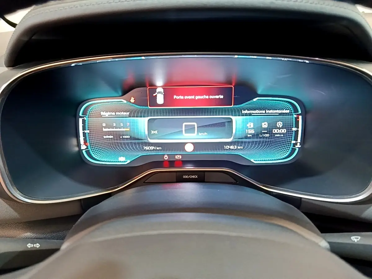 Vue rapprochée du tableau de bord numérique bleu et noir de la Citroën C5 Aircross 2020 avec alerte porte avant gauche ouverte.