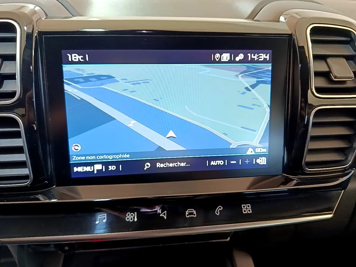 Vue rapprochée de l’écran tactile de navigation 3D du tableau de bord du Citroën C5 Aircross gris foncé.