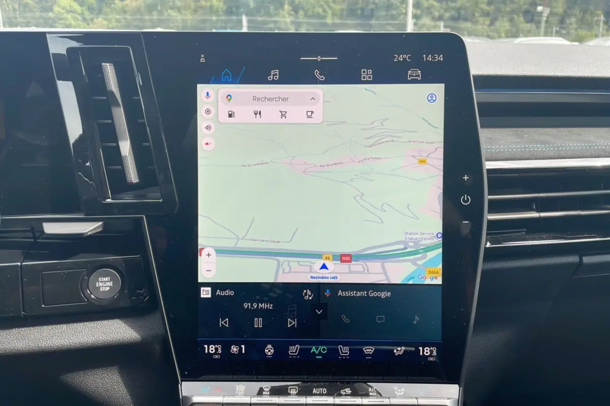 Vue rapprochée de l’écran tactile central du Renault Austral gris schiste, affichant la navigation GPS et commandes multimédia.